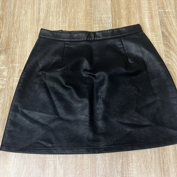 Zara Basic Black Faux Leather Mini Skirt with Zipper Detail - Size Small - Picture 4 of 7